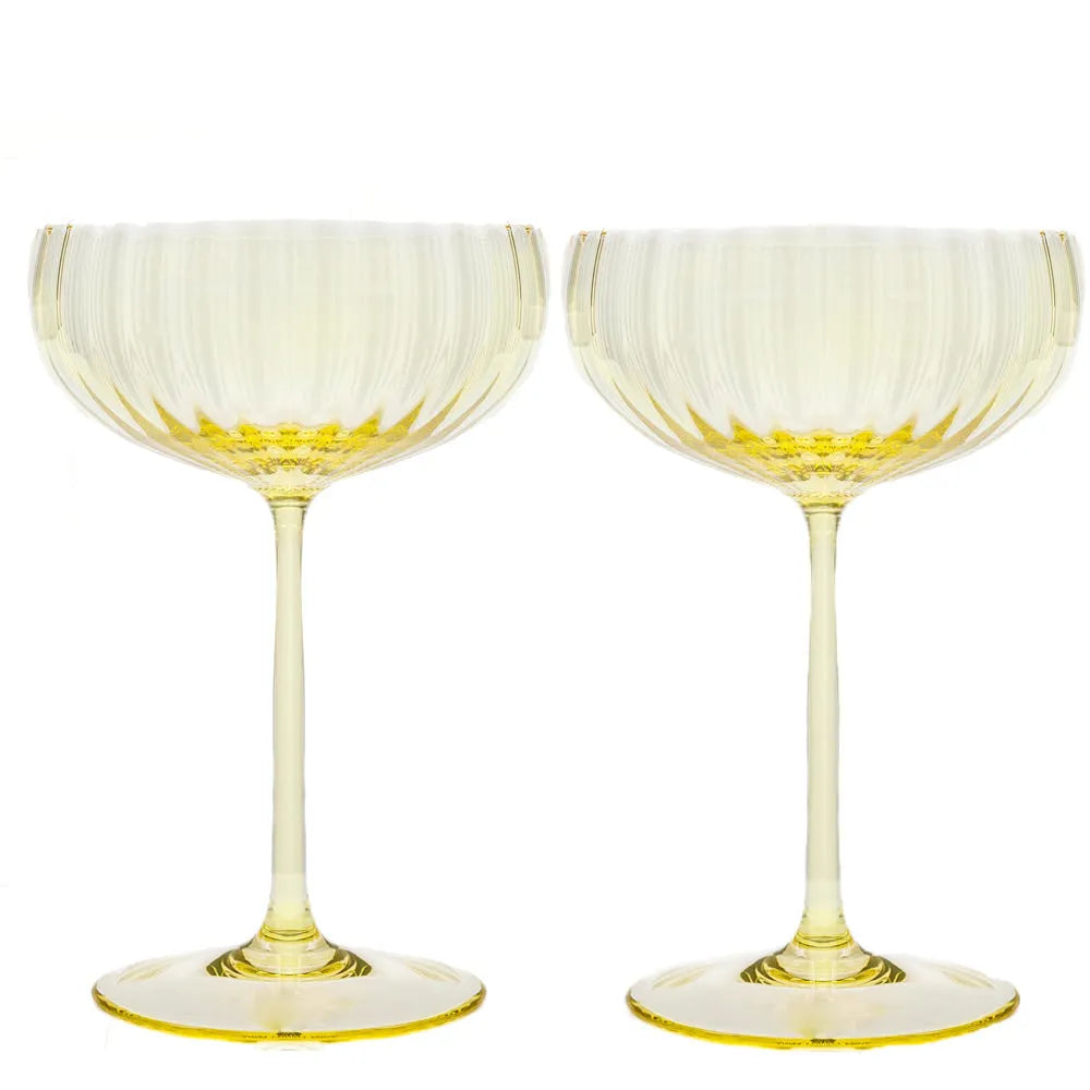 zwei hellgelbe Sektschalen