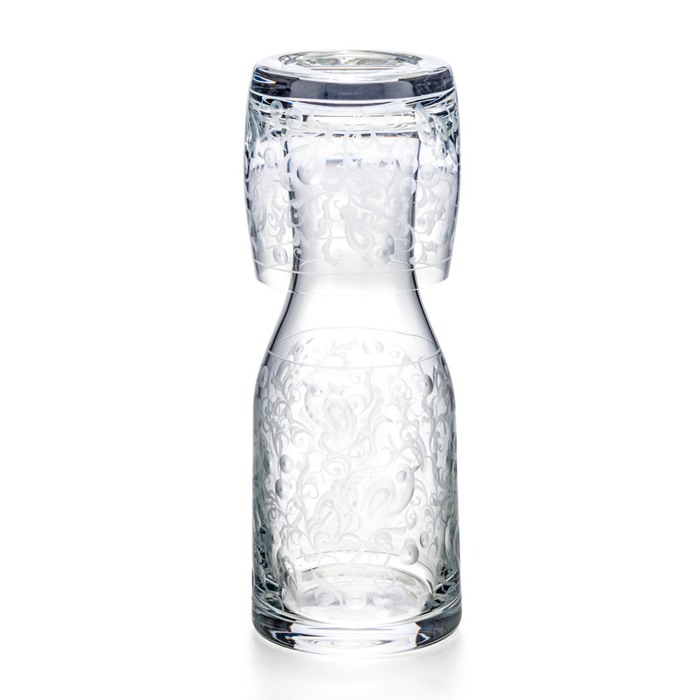 kleine Karaffe mit passendem Becher, Hand graviert