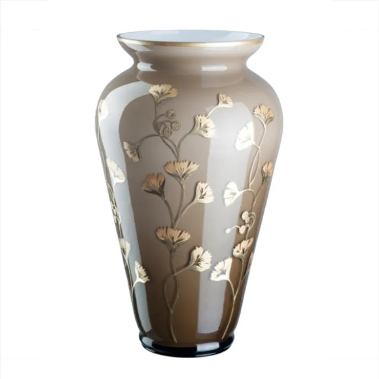 Bdenvase mit gemalten goldenen Ginkgo Blättern verziert.