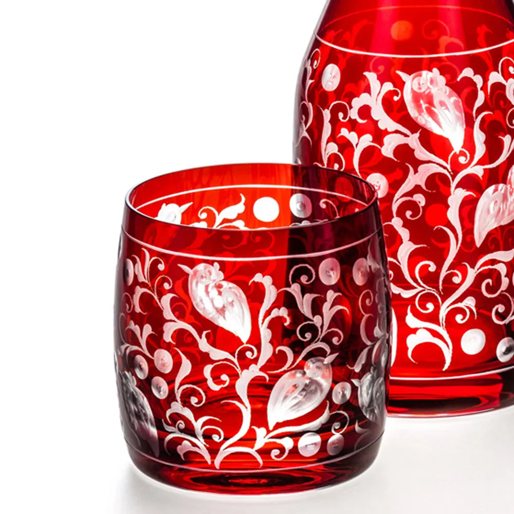 rubinroter Becher, graviert mit Ranken