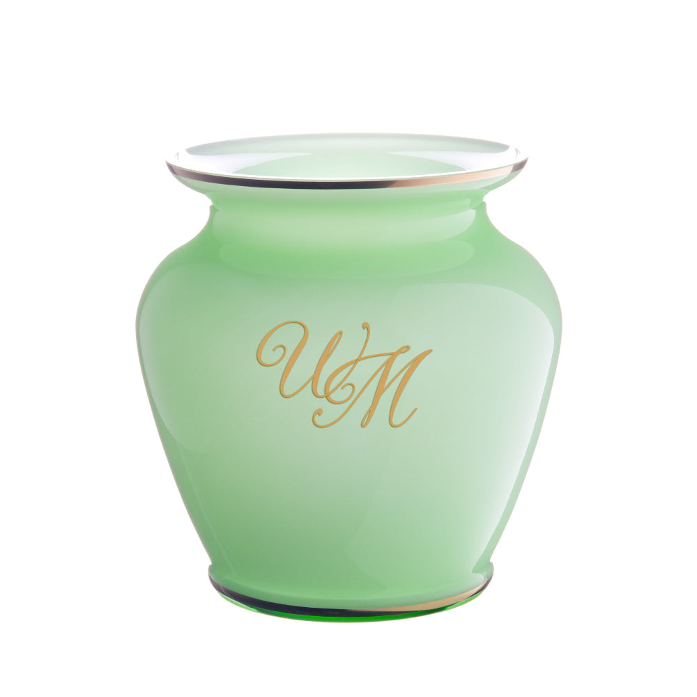 hellgrüne Glasvase mit Goldmonogramm