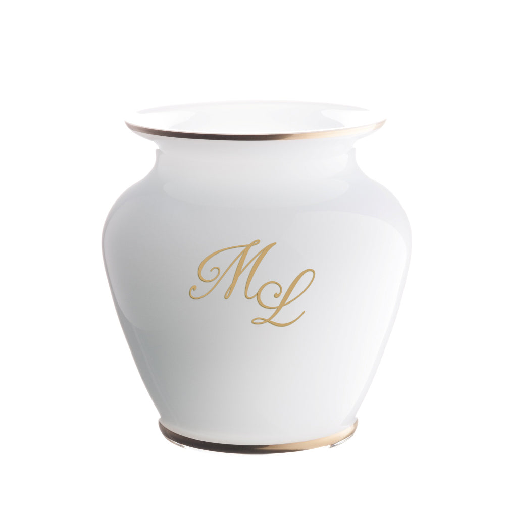 weiße Glasvase mit goldenem Monogramm