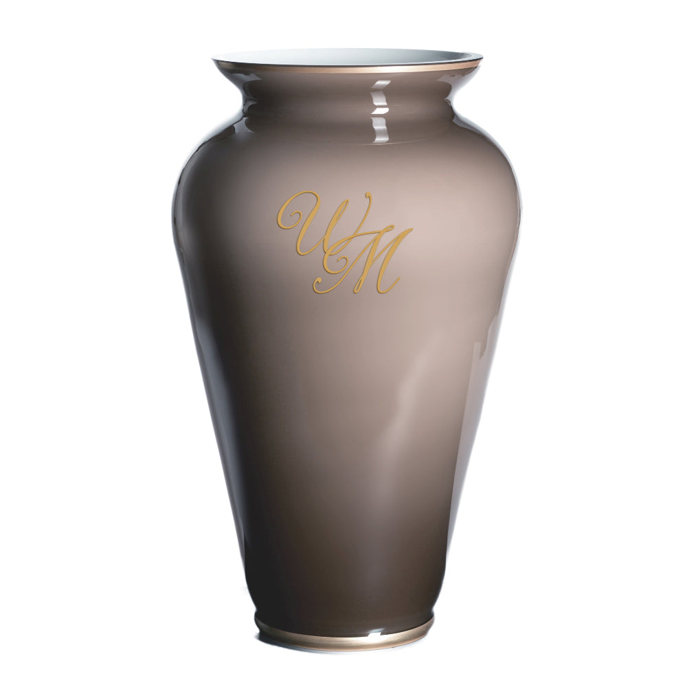 graue Bodenvase mit Goldmonogramm