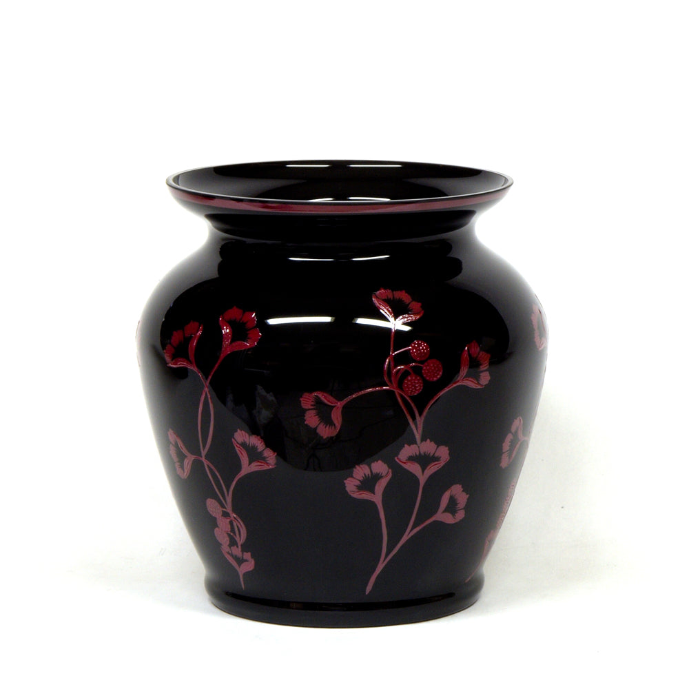 Vase mit Himbeer farbenen Gingkolättern bemalt