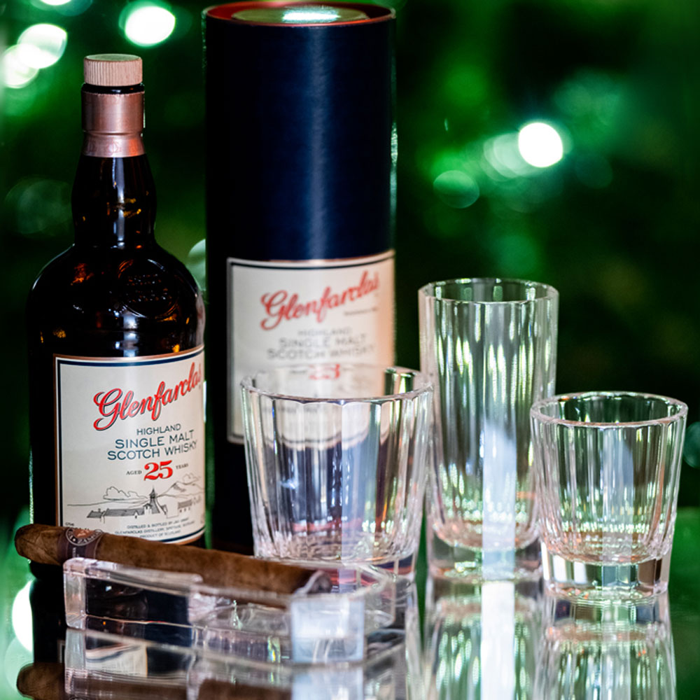 drei geschliffene Kristallbecher von OertelCrystal mit Whiskyflasche