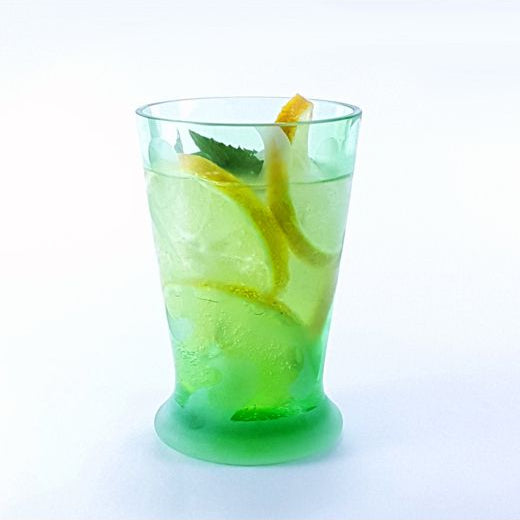 hellgrünes Glas mit dekorativem Muster gefüllt mit Zitronenlimonade