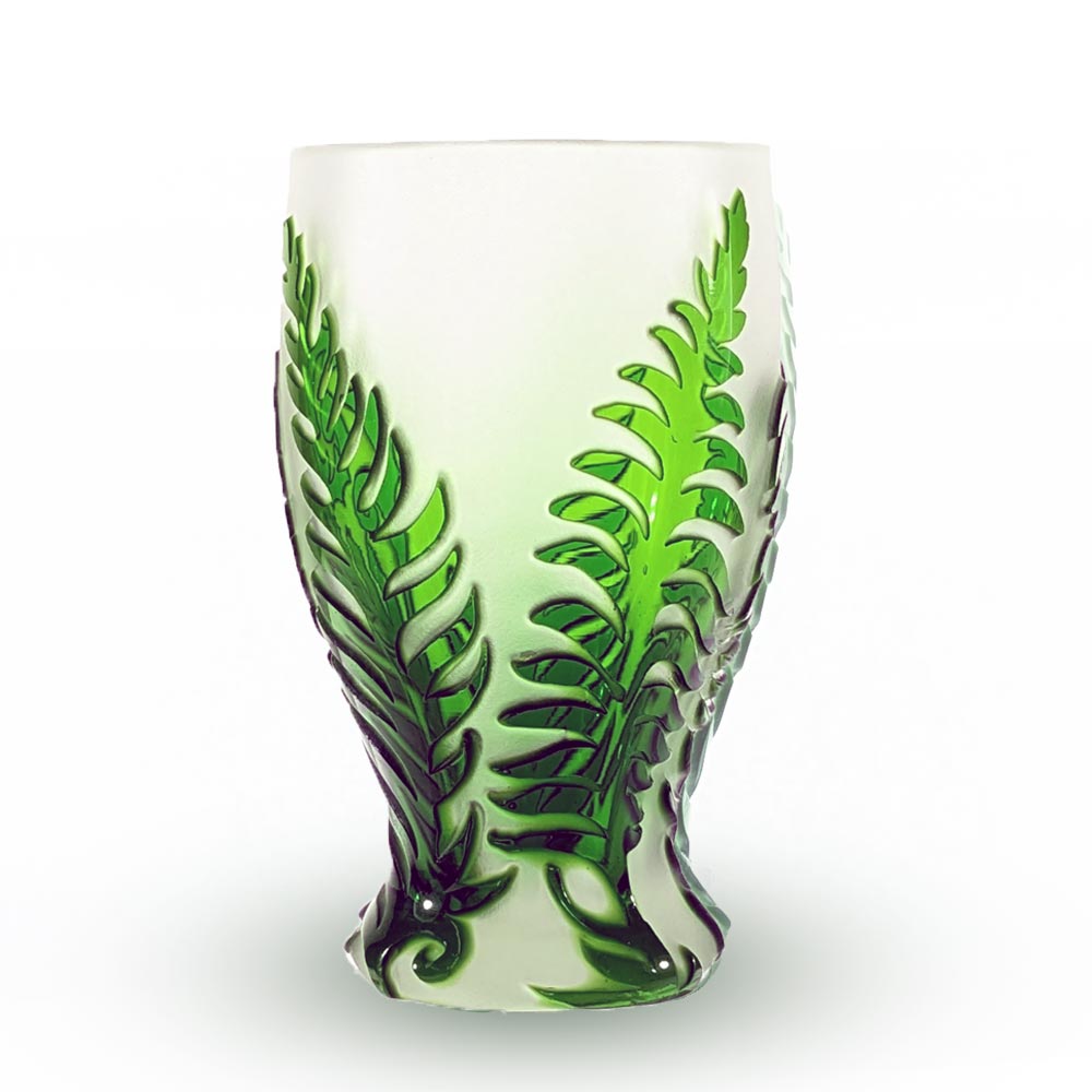 Kristallvase mit gruenem Dekor- Farn