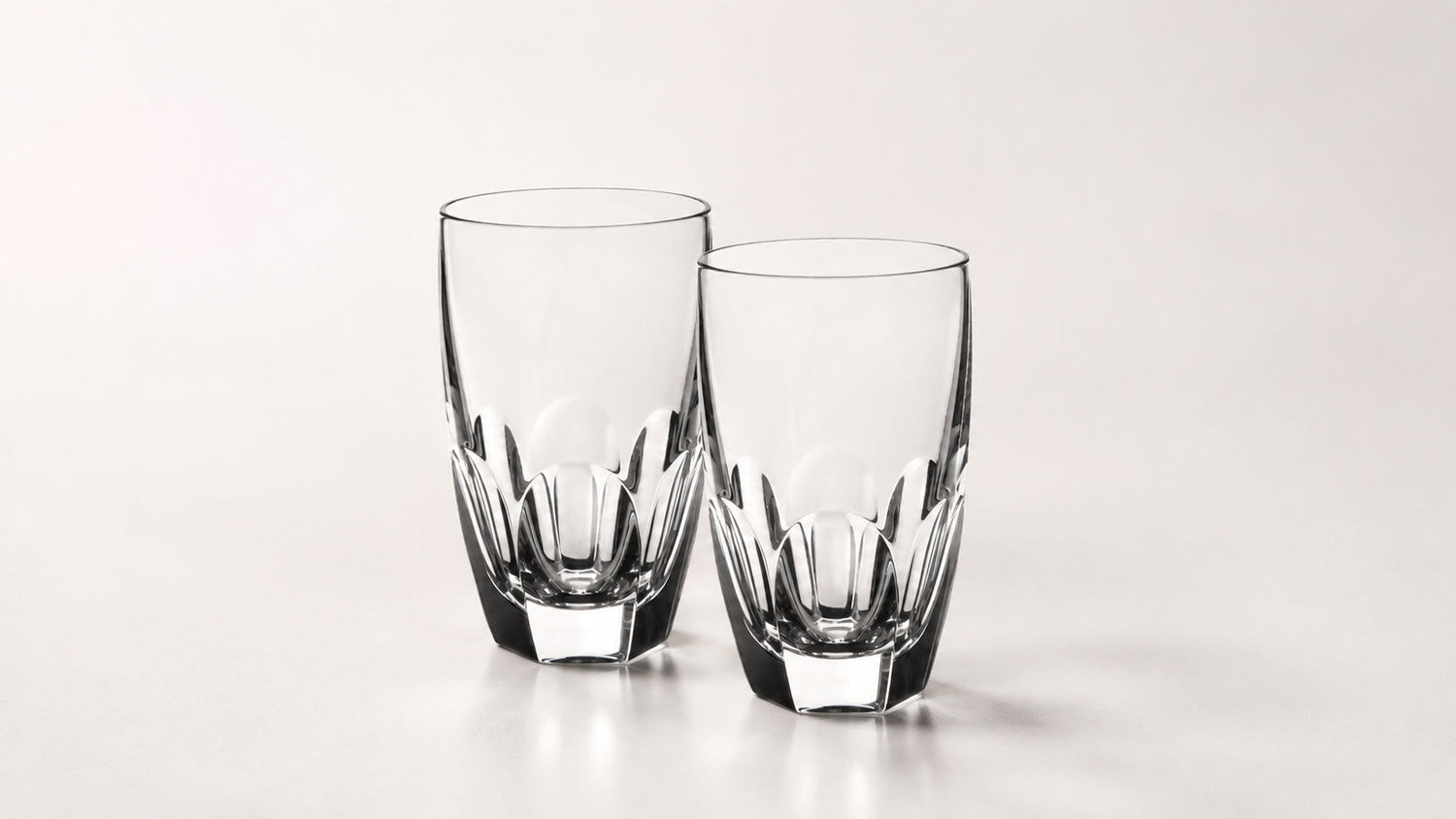 Zwei klare Wassergläser aus Kristall mit facettiertem Schliff von OertelCrystal im Studio.