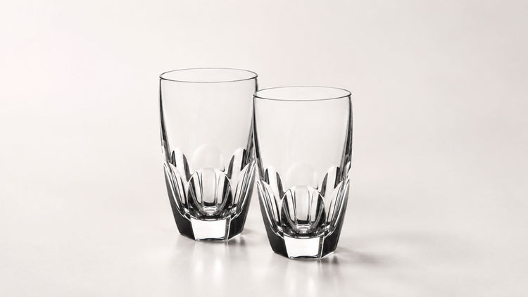 Zwei klare Wassergläser aus Kristall mit facettiertem Schliff von OertelCrystal im Studio.