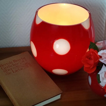 ein Buch und ein rotes Windlicht von OertelCrystal