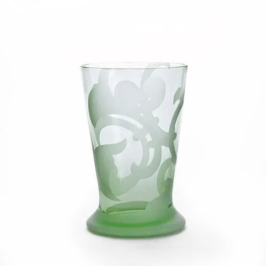 grüner Bacher mit grafischen Ornamenten