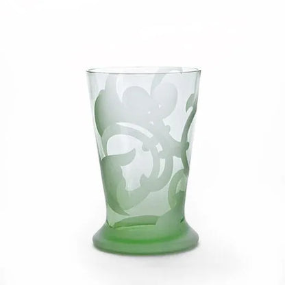 grüner Bacher mit grafischen Ornamenten