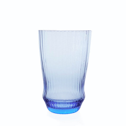 hellblauer Becher aus Farbglas