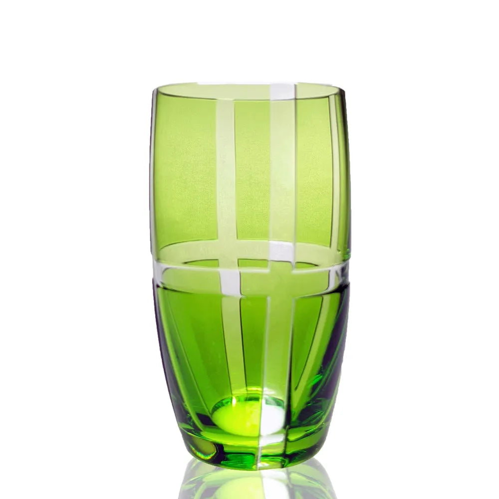 großer Becher auf hellgrünem Kristallglas mit modernem Schliff