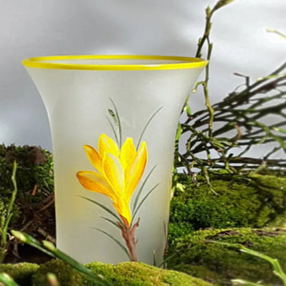 Mattierter Kristallglasbecher mit Krokusblüte bemalt