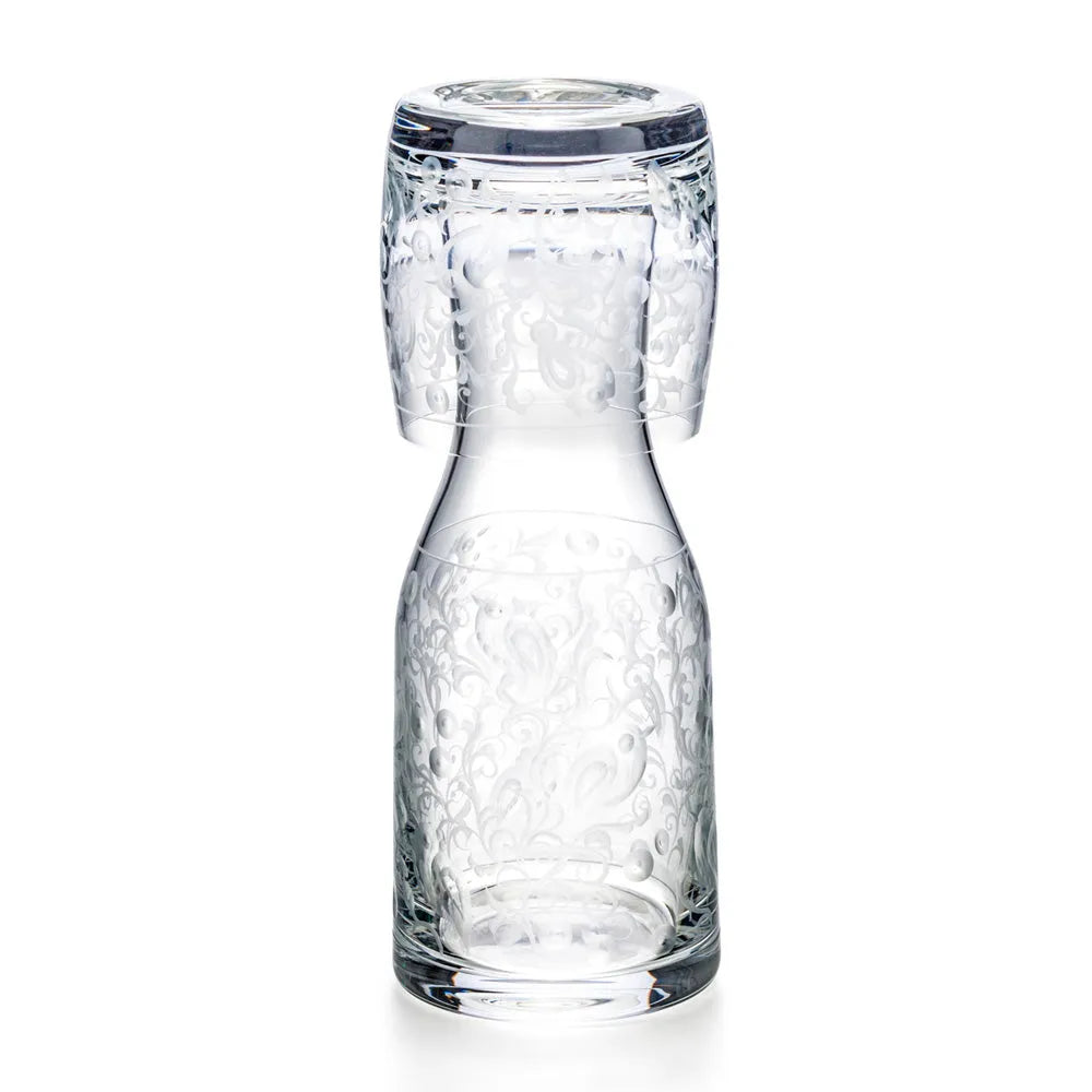 kleine Karaffe mit passendem Becher, Hand graviert