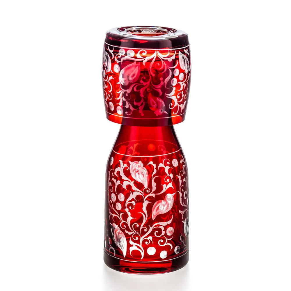 rubinrote Karaffe mit Becher, graviert mit Ranken