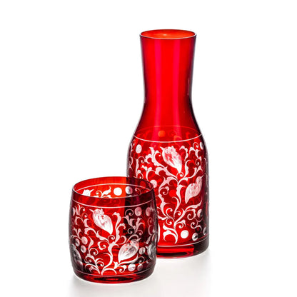 rubinrote Karaffe mit Becher, graviert mit Ranken