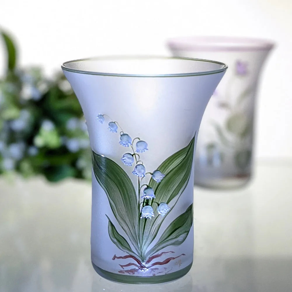 Becher mit Maiglöckchen bemalt