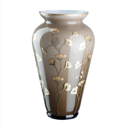 Bdenvase mit gemalten goldenen Ginkgo Blättern verziert.
