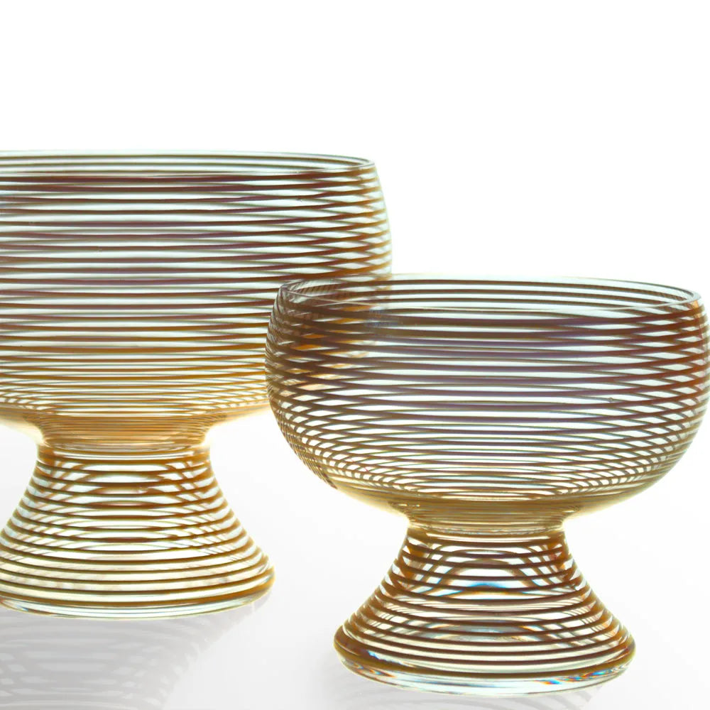 zwei Glasschalen mit Goldlinien