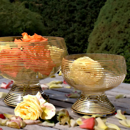 2 Glasschalen im Garten mit Rosen