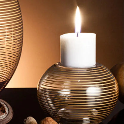 Kerzenleuchter mit Goldlinien, mit dicker Kerze