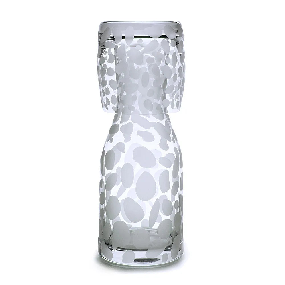 Karaffe mit übergestülptem Glas