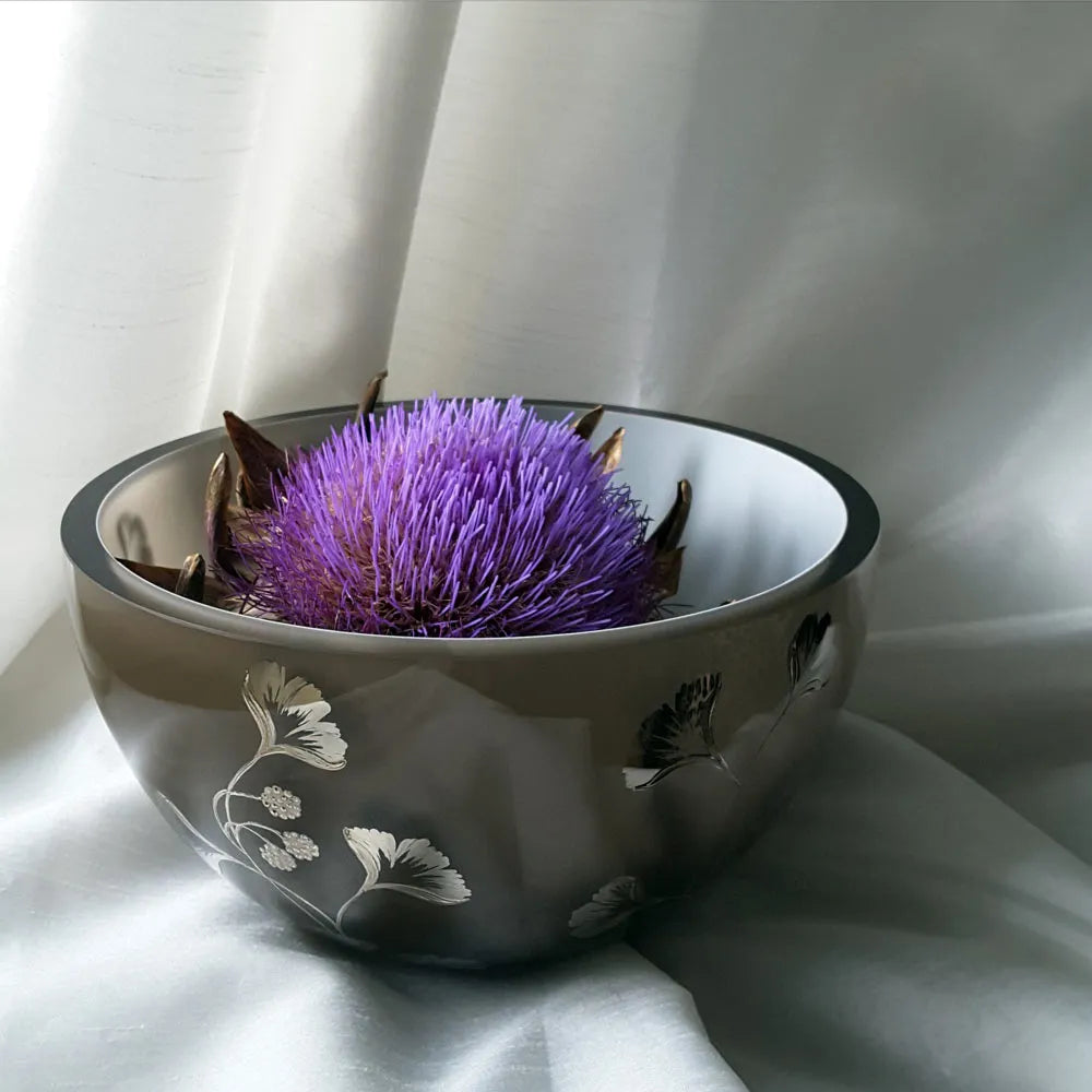 Graue Opalglasschale bemalt mit stilisiertem Ginkgodesign