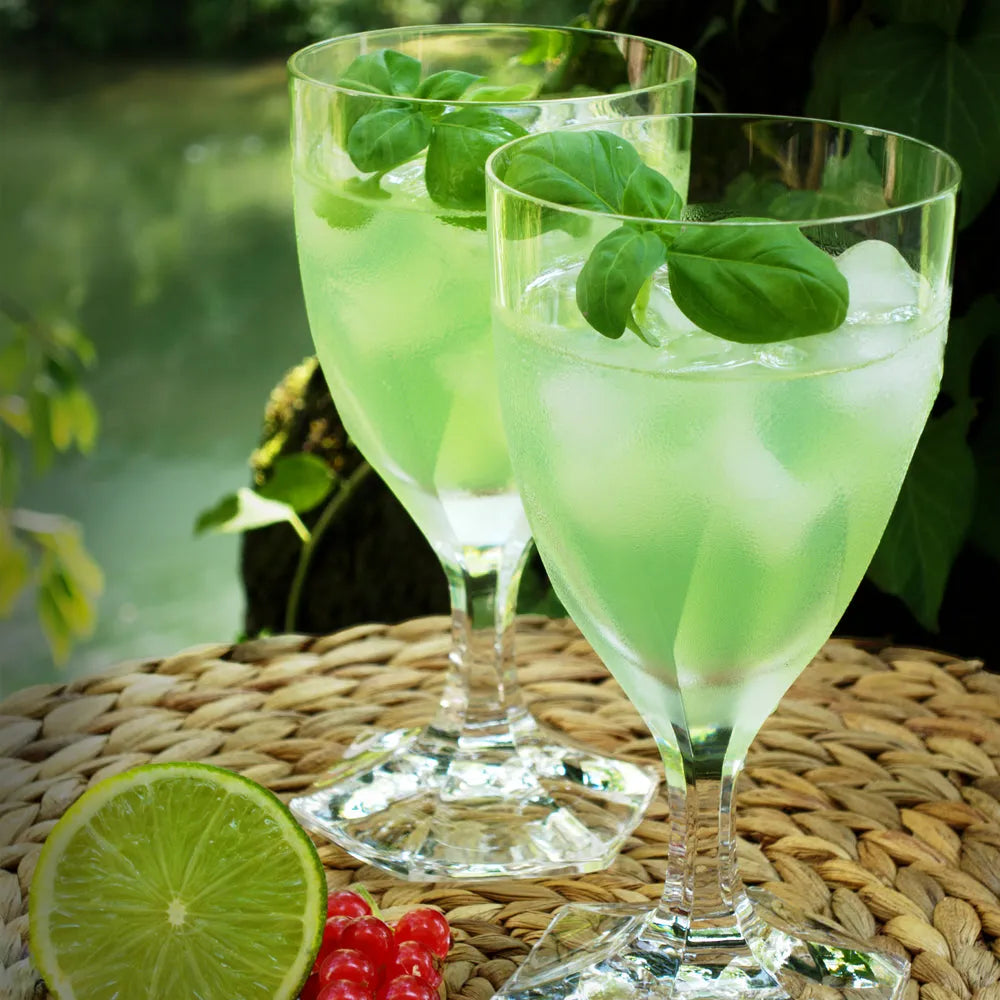 zwei Kristallgläser mit grünem Drink