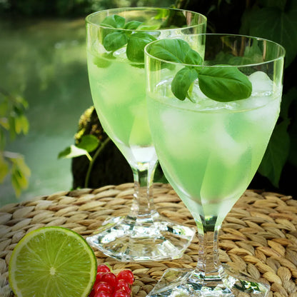 zwei Kristallgläser mit grünem Drink