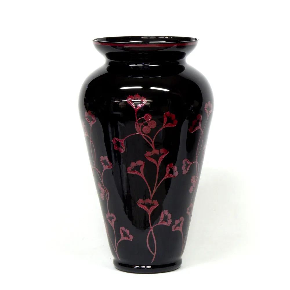 schwarze Bodenvase mit dunkelroter Marei