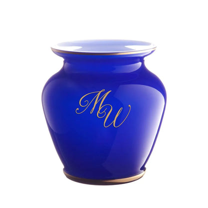 blaue Vase mit Goldmonogramm