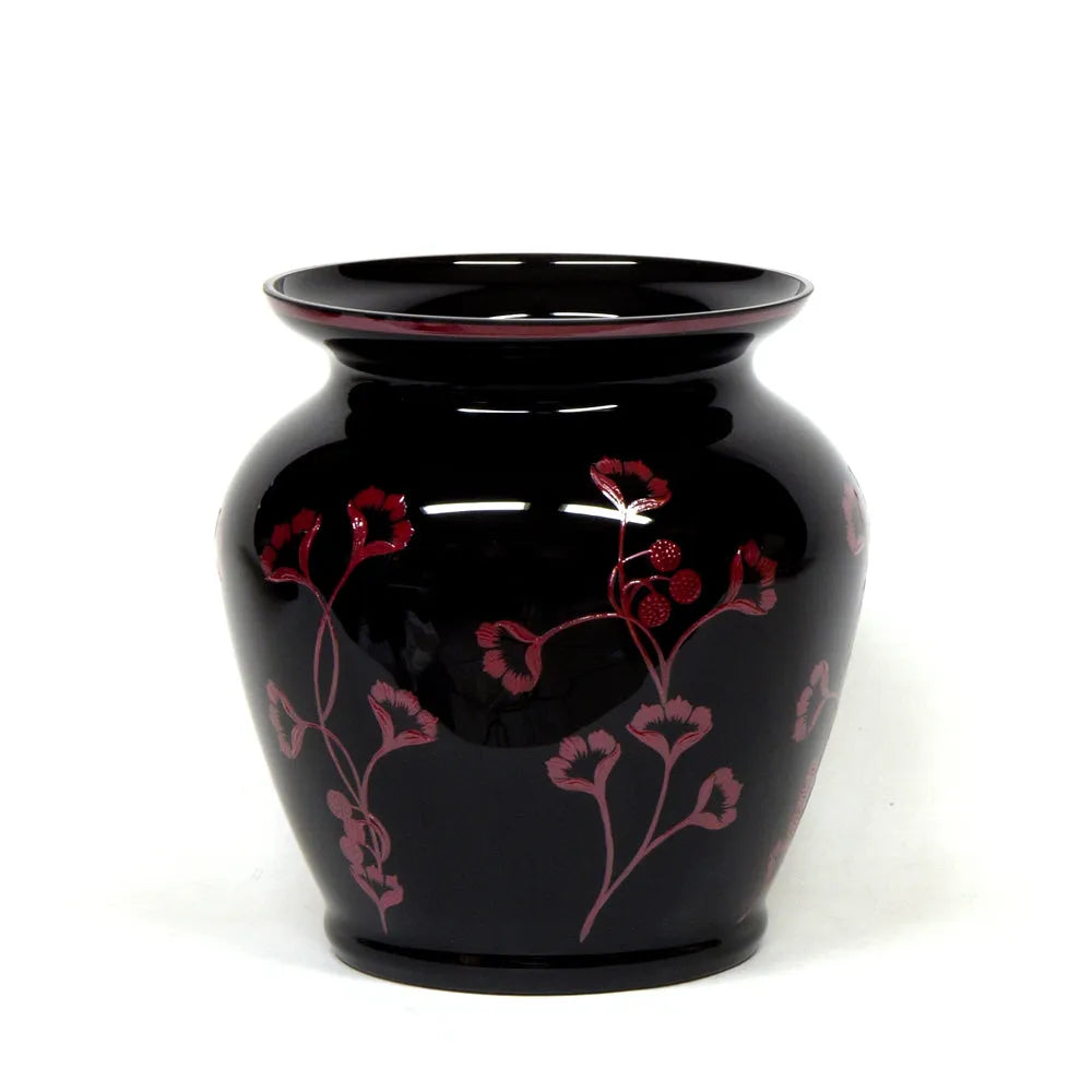 Vase mit Himbeer farbenen Gingkolättern bemalt