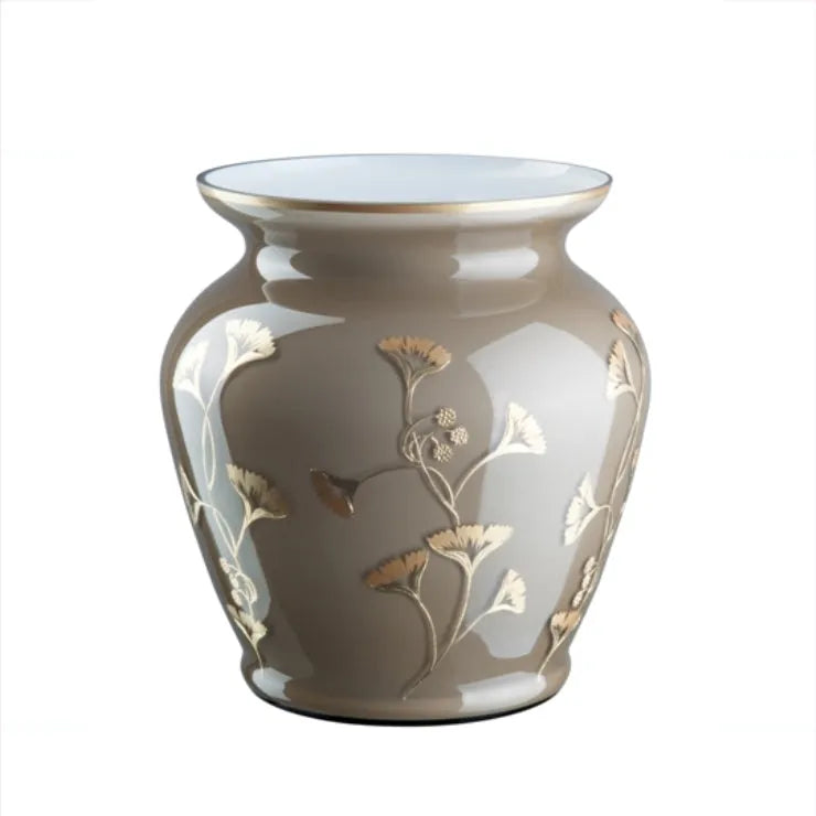 Eine Vase mit goldenen Ginkoblättern bemalt