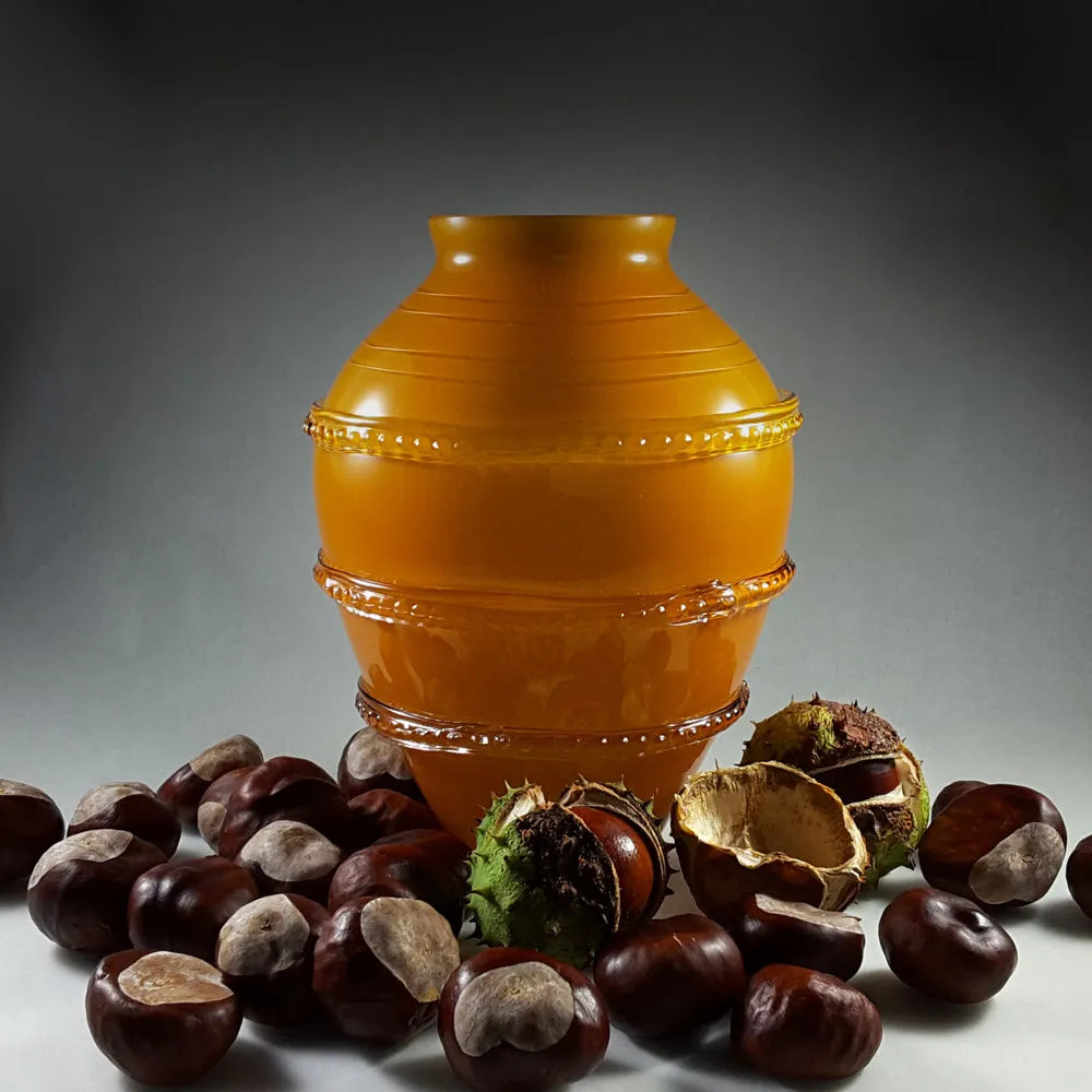Bernsteinfarbene Vase , davot Kastanien