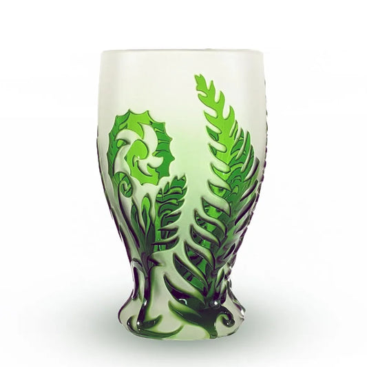 Kristallvase mit gruenem Farndekor