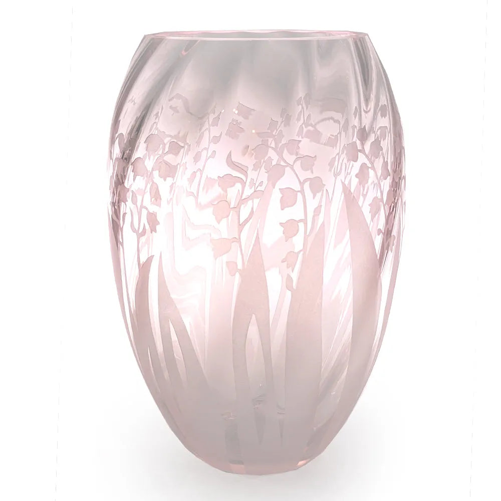 Rosa Glasvase mit Maiglöckchen verziert