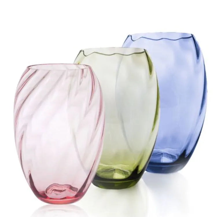 drei Kristallvasen in drei Farben, rosa, blau, oliv