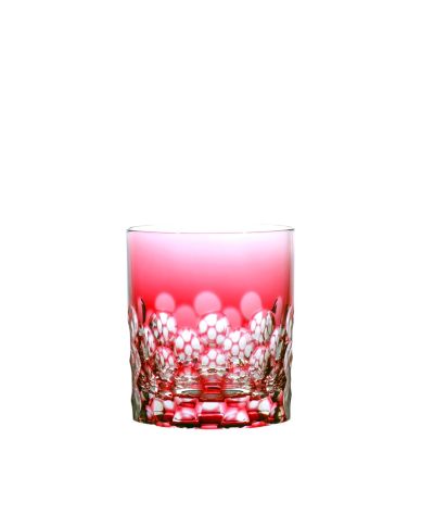 Das Bild zeigt einen Kristallglas Tumbler aus der Oertel Kristall Kollektion. Der Tumbler ist rubinrotem Kristallglas und einem eleganten Design versehen. Er ist auf einem weißen Hintergrund abgebildet.
