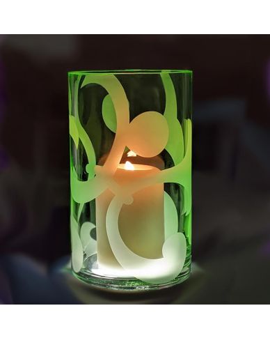 Großes hellgrünes Windlicht aus Kristallglas mit mattem Muster allover. Mit einer dicken, brennenden Kerze. 28cm hoch